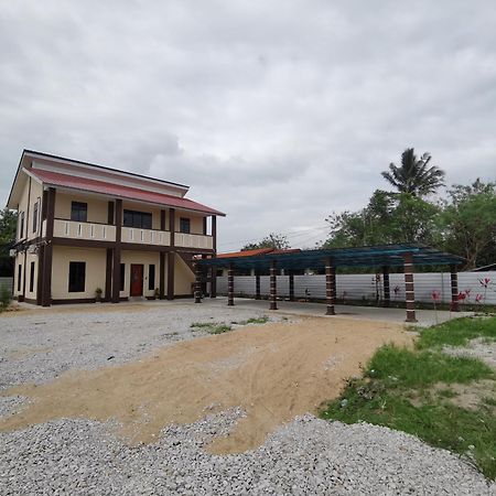 Roomstay Villa Tok Wan Куантан Екстериор снимка